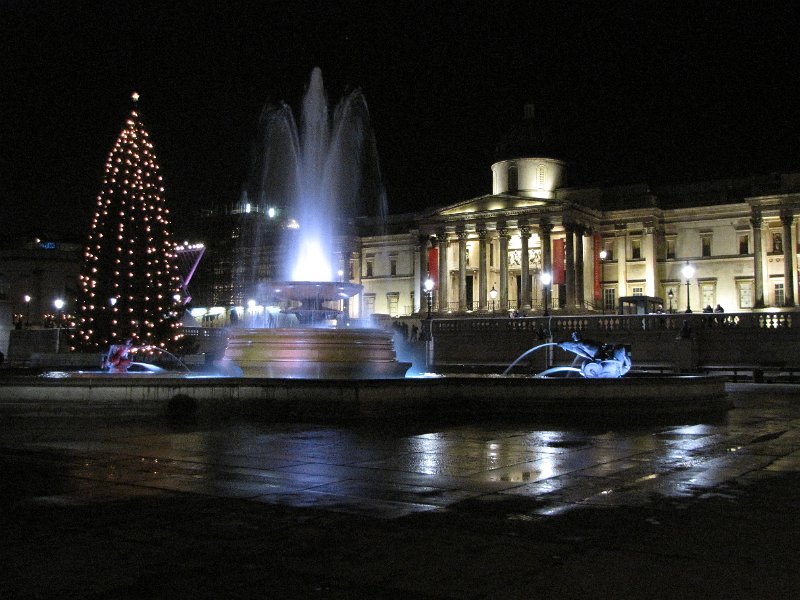 trafalgar sq.jpg - Na een eenvoudige maaltijd bij de grote M wandelen we langs Trafalgar square. Op de achtergrond de National Gallery.